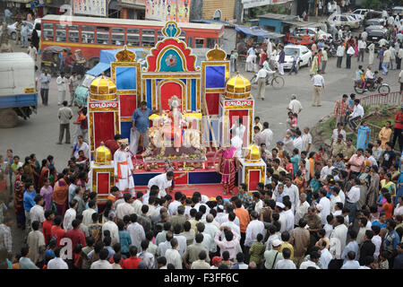 Navaratri dandiya garba Festival ; Procession de Ma Ambadevi Tembhi Kalwa Devi Bhavani ; ; ; Naka Thane Maharashtra Banque D'Images