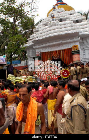 Les hommes exerçant son idole de dieu de Jagannath temple ; ; ; Inde Orissa Puri Banque D'Images