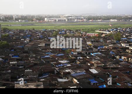 Bidonville près de l'aéroport ; Vakola Santacruz ; Bombay Mumbai Maharashtra ; Inde ; pas de permission Banque D'Images