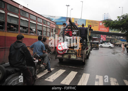 Le contrôle du trafic aérien au chapeau de l'adolescence ; Naka Thane Maharashtra ; Inde ; Banque D'Images