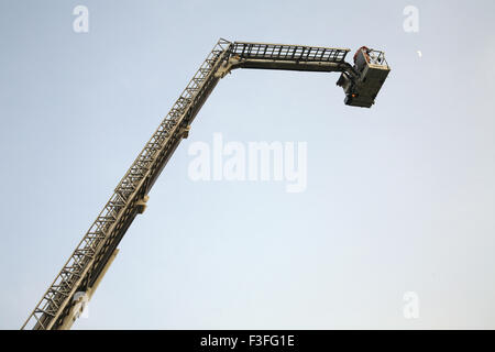 Véhicule de pompiers ; Branto ; utilisé pour les tours de lutte contre l'incendie ; l'échelle étendue près de Upavan ; lac ; Thane Maharashtra Banque D'Images