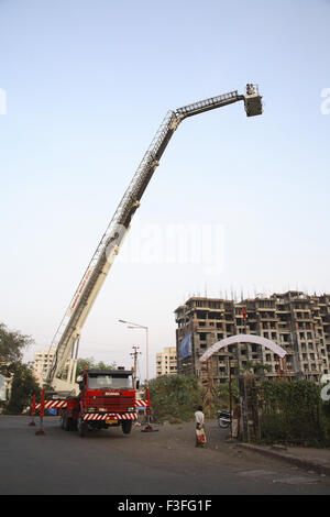 Véhicule de pompiers ; Branto ; utilisé pour la lutte contre les incendies pour les tours ; échelle étendue Upavan ; lac ; Thane Maharashtra Banque D'Images