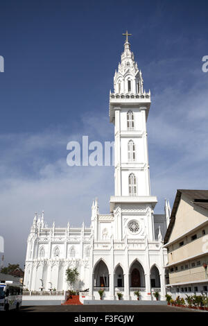 Basilique Notre Dame de Dolours tour trois tour avant 146 m de haut de la tour de la Bible arrière 260 pieds haute église Kerala Thrissur Banque D'Images