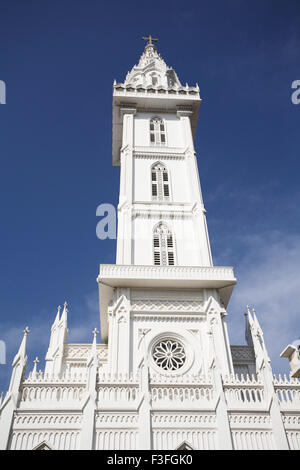 Basilique Notre Dame de Dolours tour trois tour avant 146 m de haut de la tour de la Bible arrière 260 pieds haute église Kerala Thrissur Banque D'Images