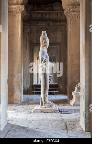 Statue de Vishnu dans la galerie occidentale à Angkor Wat, au Cambodge Banque D'Images