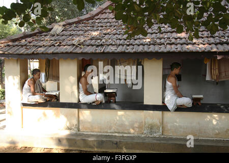 Sri Sadvidya Sanjivini Rigveda Pathshala l'apprentissage des élèves Védas assis asana posture Sharda temple Kaldi Kerala Inde Banque D'Images