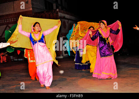 Danseuses de danse Bhangra Punjab Inde Banque D'Images