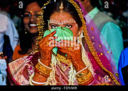 Un moment romantique avant la réunion mariée époux dans le mariage traditionnel Bengali de l'Inde ; Banque D'Images