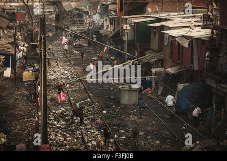 Les bidonvilles le long de la gare de Mumbai Banque D'Images