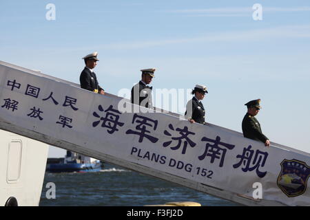 Gdynia, Pologne 7e, octobre 2015 Trois navires de guerre chinois la toute première visite en Pologne. Qingdao, Hangzhou et YIYANG navires s'arrête pendant 5 jours dans le port de la Marine de Gdynia. Les navires appartiennent au 152e Groupe de la marine chinoise. La Pologne et la Chine ont signé un accord de partenariat stratégique en 2011 et ils veulent qu'elle couvre aussi les forces armées. Credit : Michal Fludra/Alamy Live News Banque D'Images