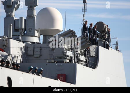 Gdynia, Pologne 7e, octobre 2015 Trois navires de guerre chinois la toute première visite en Pologne. Qingdao, Hangzhou et YIYANG navires s'arrête pendant 5 jours dans le port de la Marine de Gdynia. Les navires appartiennent au 152e Groupe de la marine chinoise. La Pologne et la Chine ont signé un accord de partenariat stratégique en 2011 et ils veulent qu'elle couvre aussi les forces armées. Credit : Michal Fludra/Alamy Live News Banque D'Images