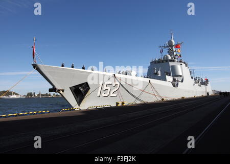 Gdynia, Pologne 7e, octobre 2015 Trois navires de guerre chinois la toute première visite en Pologne. Qingdao, Hangzhou et YIYANG navires s'arrête pendant 5 jours dans le port de la Marine de Gdynia. Les navires appartiennent au 152e Groupe de la marine chinoise. La Pologne et la Chine ont signé un accord de partenariat stratégique en 2011 et ils veulent qu'elle couvre aussi les forces armées. Credit : Michal Fludra/Alamy Live News Banque D'Images