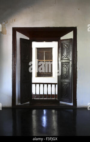 Porte en bois Padmanabhapuram Palace ; Tamil Nadu Inde ; Banque D'Images