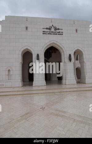 Façade en pierre blanche de la Royal Opera House en Al-Qurm Shati, Muscat, Oman Banque D'Images