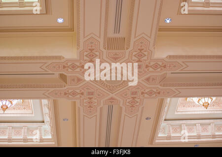 Plafond sculpté orné au Royal Opera House en Al-Qurm Shati, Muscat, Oman, à l'origine appelé la Chambre des arts musicaux Banque D'Images