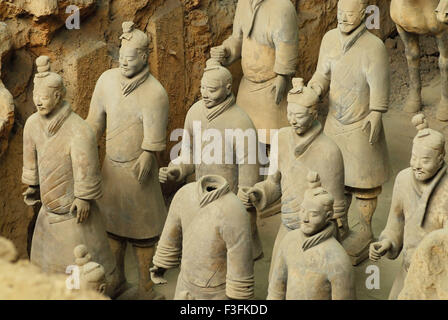 Des statues de guerriers en terre cuite dans la fosse 1 de l'armée de terre cuite ; ; ; ; dynastie des Qin Xian Chine Banque D'Images