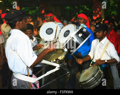 Les hommes indiens jouer instruments musique ; Palakkad Kerala ; Inde ; Banque D'Images