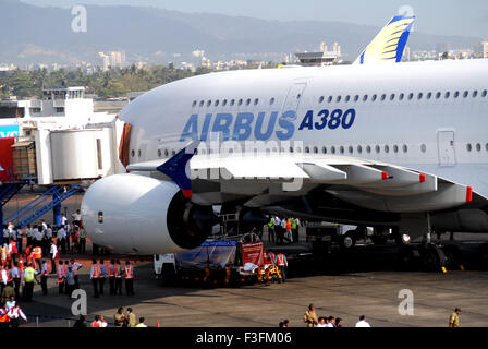 Plus grand avion de ligne Airbus A380 atterrit à l'aéroport Sahar ou l'Aéroport International Chatrapati Shivaji Mumbai Banque D'Images