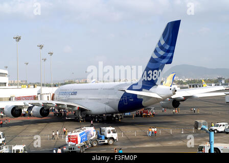 Plus grand avion de ligne Airbus A380 atterrit à l'aéroport Sahar ou l'Aéroport International Chatrapati Shivaji à Mumbai Banque D'Images