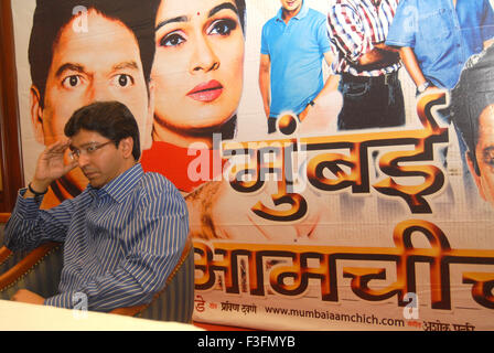 Maharashtra Navanirman Thackarey Sena chef Raj aborder la presse dans un hôtel de ville dans la région de Bombay Mumbai Banque D'Images