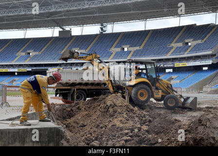 Rio de Janeiro, Brésil. 06 Oct, 2015. Les travaux de construction a lieu dans le stade olympique à Rio de Janeiro, Brésil, 06 octobre 2015. Stade olympique de Rio - auparavant l'arène pour le Botafogo football club - sera restructuré pour le concours d'athlétisme pendant les Jeux Olympiques de 2016. Photo : Nicole Becker/dpa/Alamy Live News Banque D'Images