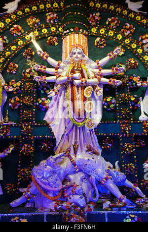 Modèle en argile Durga tuant sur le démon mahishasura Durga puja Banque D'Images