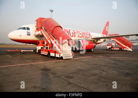 Vol Kingfisher Deccan air bus A320 se prépare à décoller de la piste à la borne ; Chattrapati Shivaji Santacruz Mumbai Banque D'Images