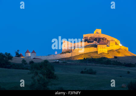 Vue sur la forteresse médiévale de Brasov situé au sommet d'une colline dans la région de Brasov village de Transylvanie, Roumanie. Banque D'Images