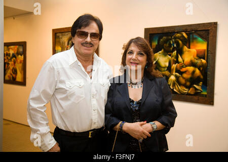 La star de cinéma de Bollywood Sanjay Khan avec femme et à Khan Kala ghoda galerie musée d'art ; Bombay Mumbai Banque D'Images