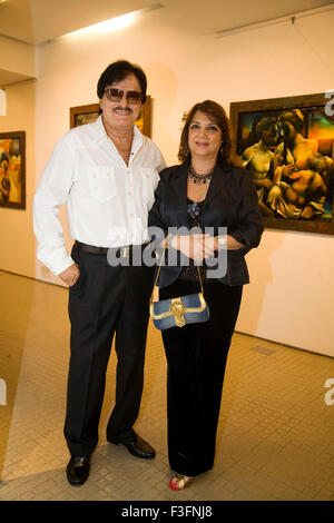 La star de cinéma de Bollywood Sanjay Khan avec femme et à Khan Kala ghoda galerie musée d'art ; Mumbai Maharashtra Banque D'Images