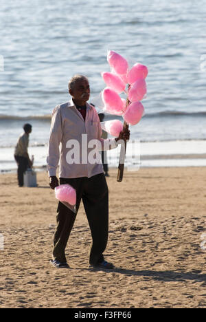 La barbe à papa vendeur à Juhu Beach ; Bombay Mumbai Juhu ; maintenant ; Maharashtra Inde ; Banque D'Images