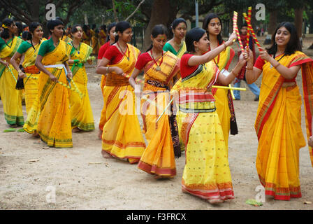 Dandiya danse femmes célébrant Holi festival à Shantinekatan Calcutta Kolkata West Bengal India Banque D'Images