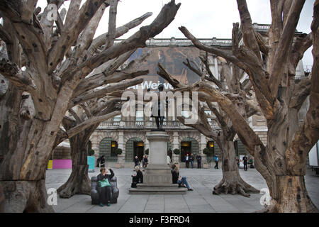 L'artiste chinois Ai Weiwei nouvelle exposition avec des sculptures d'arbres dans la cour de l'Académie Royale de Londres, Piccadilly, Londres, UK Banque D'Images