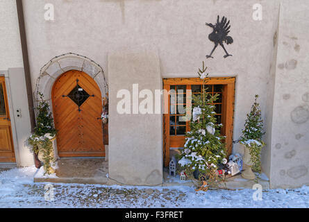 Fragment de l'immeuble avec décoration de Noël situé dans la ville historique de Gruyères dans le canton de Fribourg, Suisse. La ville donne son nom au célèbre fromage gruyère Banque D'Images