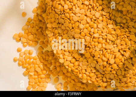 Rahar tuar dal dal pois ou dans des bols et dispersés à l'extérieur, sur fond blanc Banque D'Images