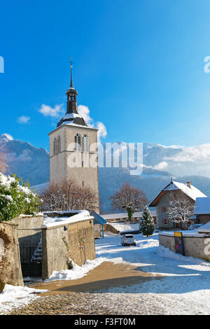 Vue de l'église près du château de gruyère sur une claire journée d'hiver. Le château, situé dans la ville médiévale de Gruyères, Fribourg, est l'un des plus célèbres en Suisse Banque D'Images