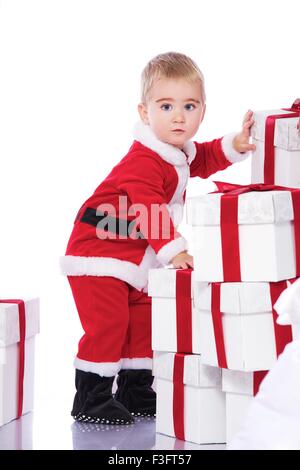 Baby Boy in costume père noël debout Banque D'Images