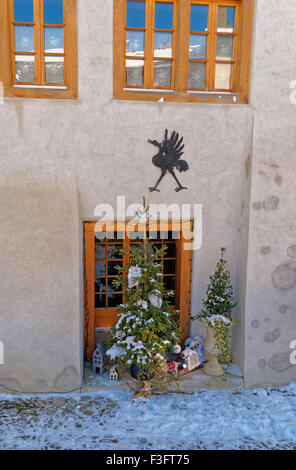 Fragment de l'immeuble avec décoration de Noël situé dans la ville historique de Gruyères en Suisse. La ville est un lieu touristique important dans la vallée haute de la rivière Saane Banque D'Images