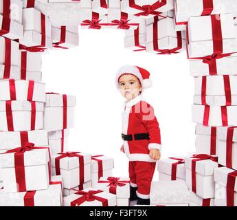 Baby Boy in costume père noël debout Banque D'Images