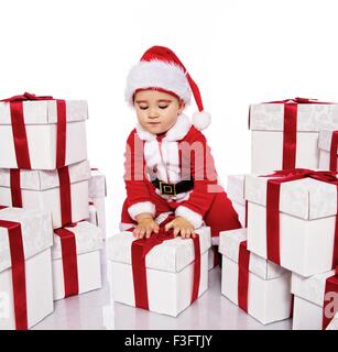 Bébé garçon au Père Noël avec un costume coffrets cadeaux Banque D'Images