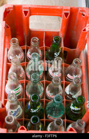 Bouteilles de verre à boisson gazeuse vides ; Limca ; Fanta ; Sprite ; Maaza ; Coca Cola ; Coke ; Inde ; Asie Banque D'Images