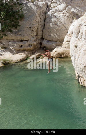 Wadi Shab, une formation naturelle de roches et des piscines qui font le voyage d'une journée ou de destination de vacances. Banque D'Images