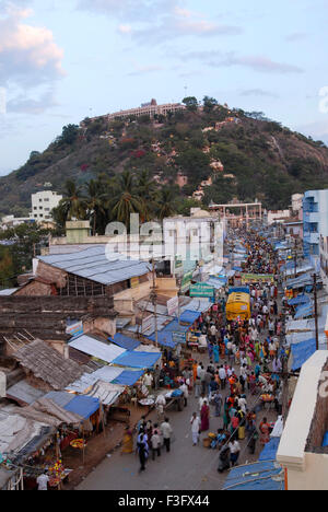 Ville Palani et vue sur la colline dans le crépuscule Palni temple Hill est situé à une altitude de 1500 pieds au-dessus du niveau de la mer ; Tamil Nadu Banque D'Images