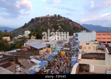 Ville Palani et vue sur la colline dans le crépuscule Palni temple Hill est situé à une altitude de 1500 pieds au-dessus du niveau de la mer ; Tamil Nadu Banque D'Images