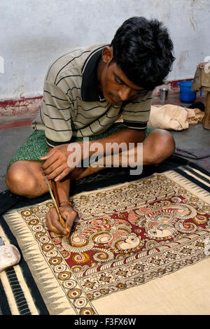 Srikalahasti est célèbre pour le kalamkari une méthode de peinture des teintures naturelles sur le coton ou le tissu de soie avec le stylo bambou Tirupati district Andhra Pradesh Inde Asie Indien asiatique Banque D'Images