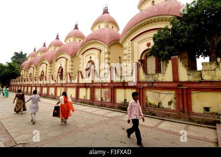 Pèlerins á Dakshineshwar Kali Temple bengali classique hut douze temples de Shiva Calcutta Kolkata West Bengal India Banque D'Images