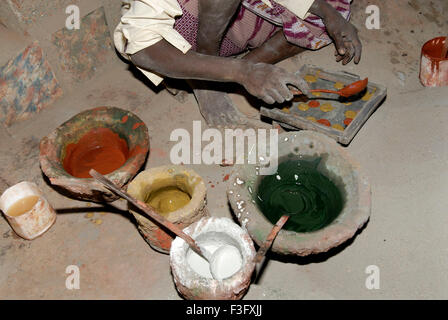 Man making Athangudi en céramique carreaux qui ne sont pas assez lourds et coûteux ; Tamil Nadu Inde ; Banque D'Images