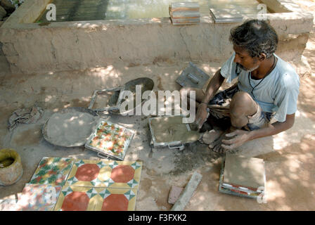 Man making Athangudi en céramique carreaux qui ne sont pas assez lourds et coûteux ; Tamil Nadu Inde ; Banque D'Images