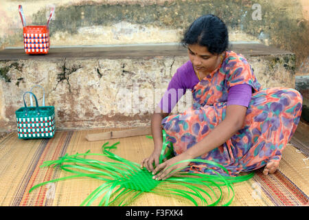 Femme tissage de bandes en plastique panier, Tamil Nadu, Inde, Asie, Indien, Asian, MR#777A, dpa 134980 maa Banque D'Images