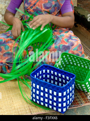 Femme tissage de bandes en plastique panier, art et artisanat, artisanat, Tamil Nadu, Inde, Asie, Inde, Asie, MR#777A, dpa 134982 maa Banque D'Images